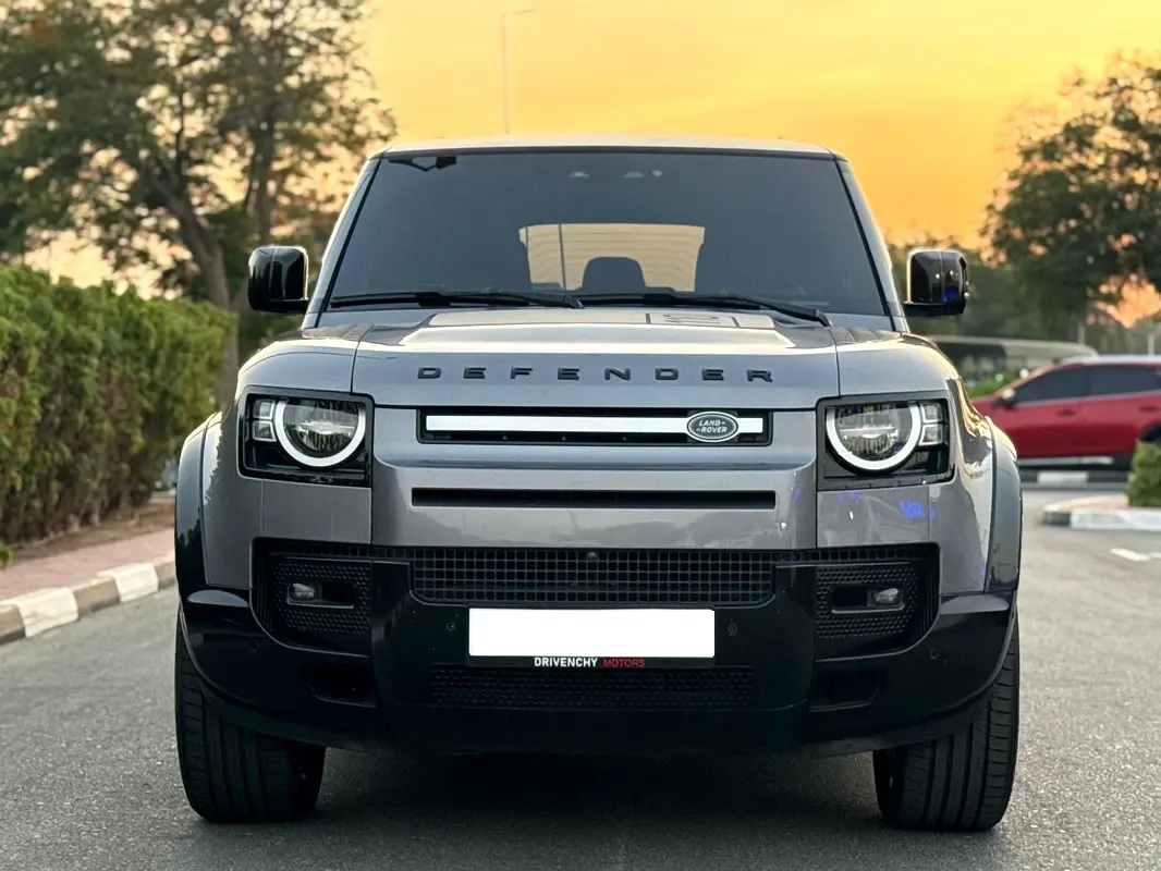 Land Rover Defender — photo 1